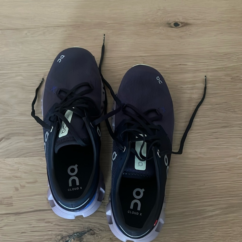 On Cloud Helion Cloudtek 8.5 Womens-
Worn ONCE